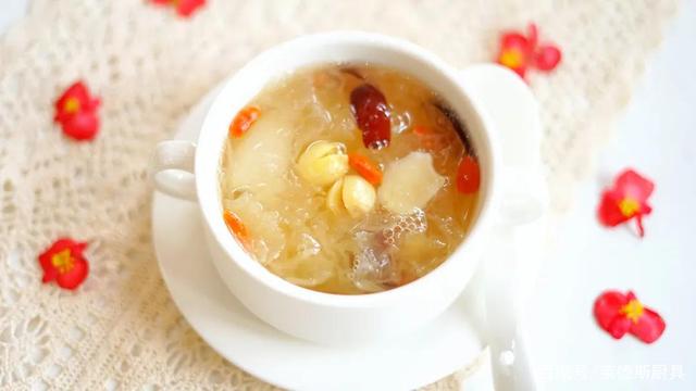银耳莲子汤怎么做 银耳莲子汤的家常做法第1张-揣书百科