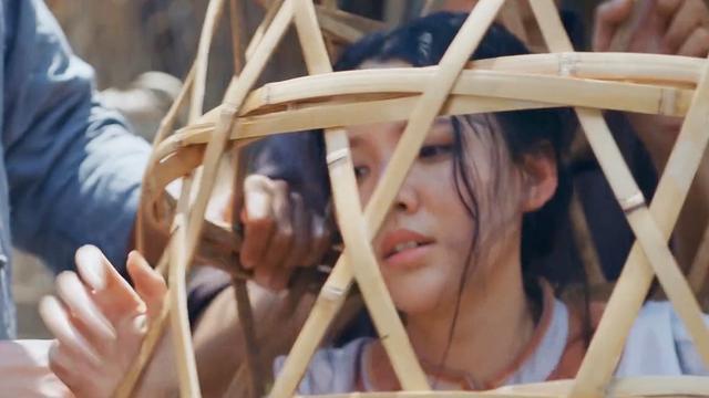 疤儿脸坐在一棵树下很紧张地想第1张-揣书百科